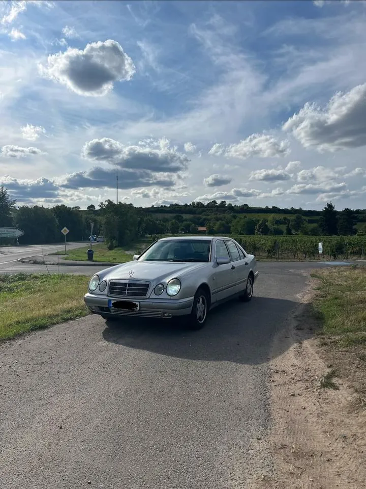 Mercedes-Benz E200