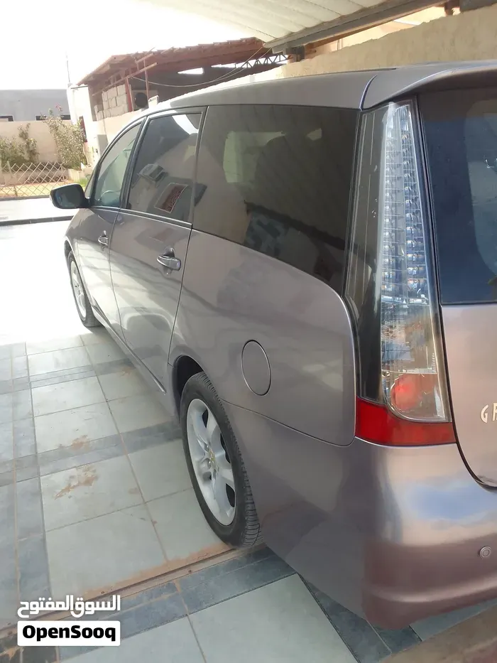 Mitsubishi Grandis 2008 photo 2