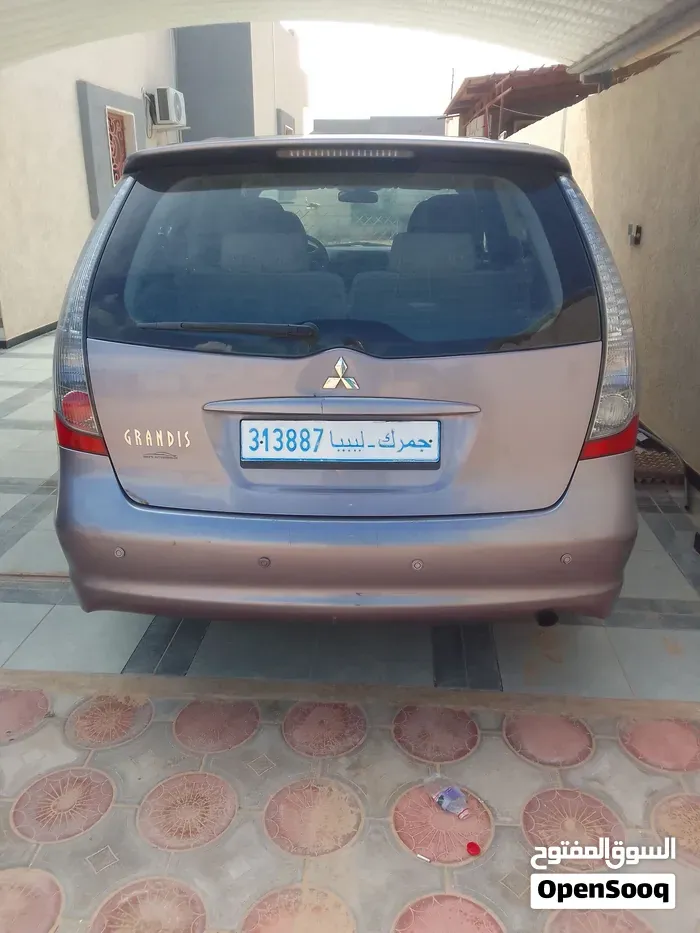 Mitsubishi Grandis 2008 photo 3