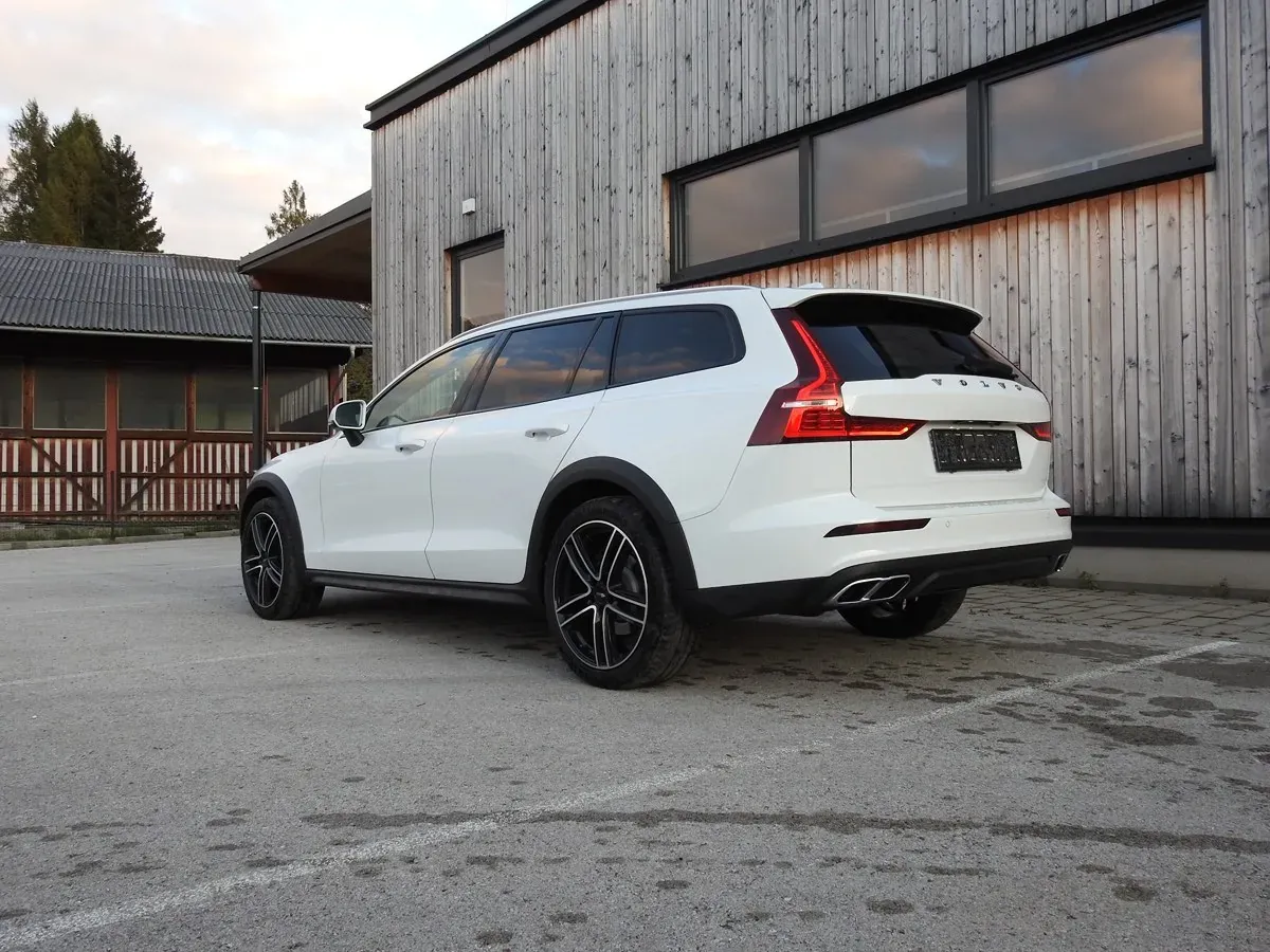 Volvo V60 2020 photo 2