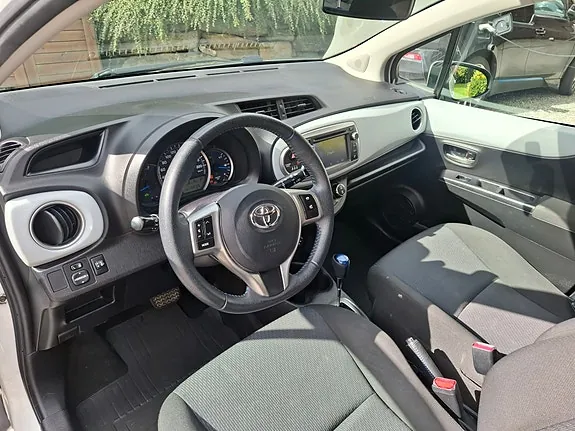 Toyota Yaris 2013 photo 2