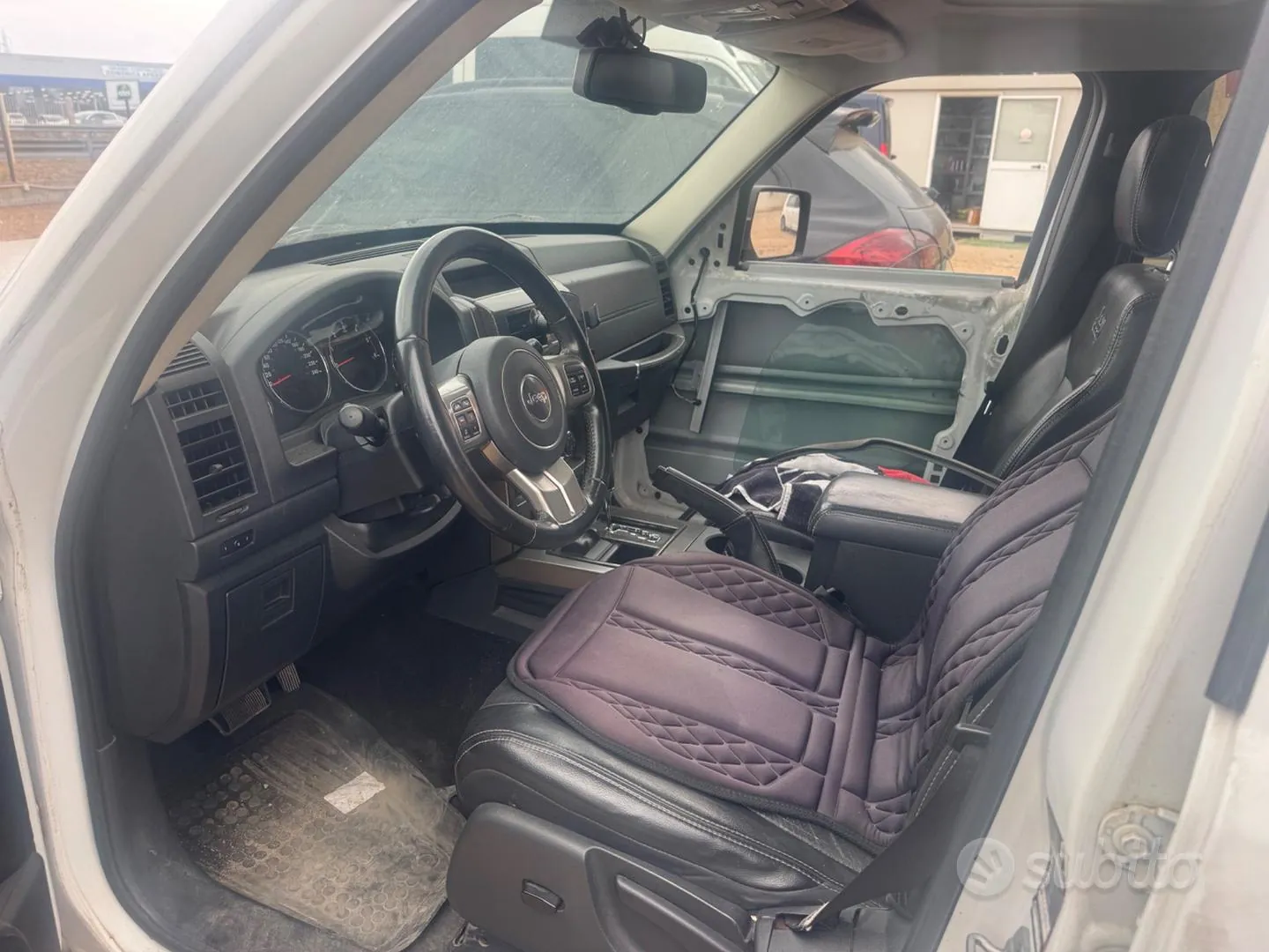 Jeep Cherokee 2011 photo 4