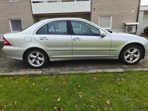 Mercedes-Benz C 220 2006 photo 2