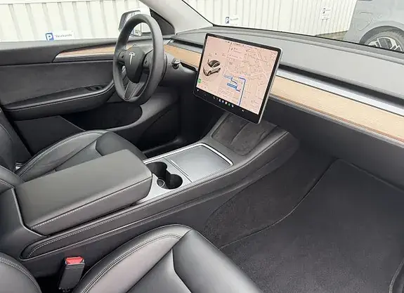 Tesla Model Y 2023 photo 2