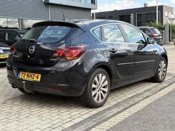 Opel Astra 2010 photo 2