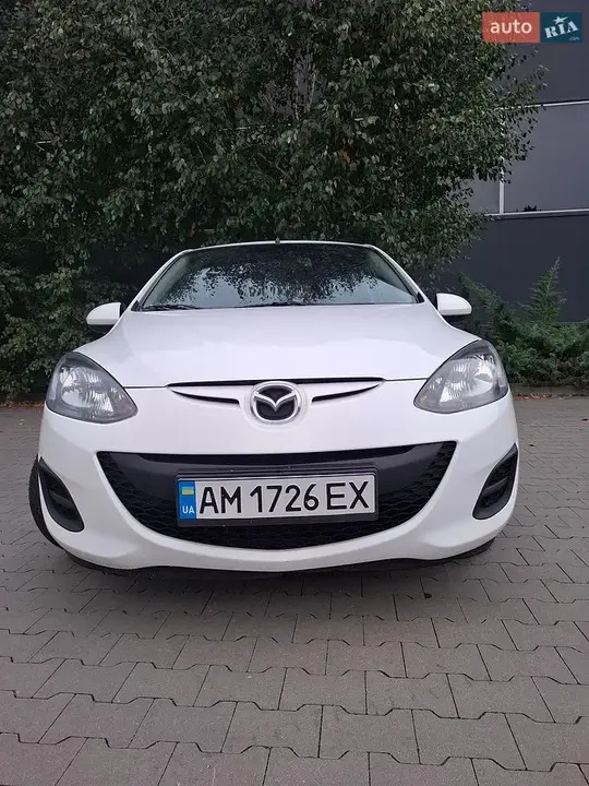 Mazda 2 2013 photo 2