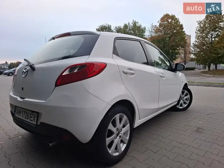 Mazda 2 2013 photo 5