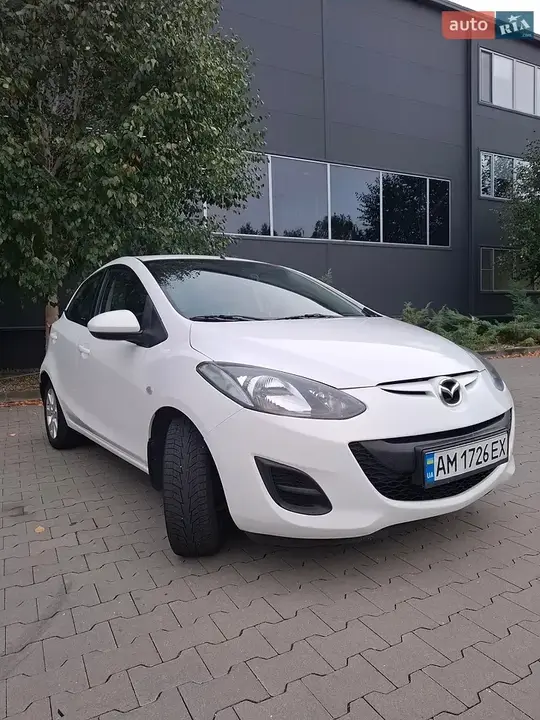 Mazda 2 2013 photo 3
