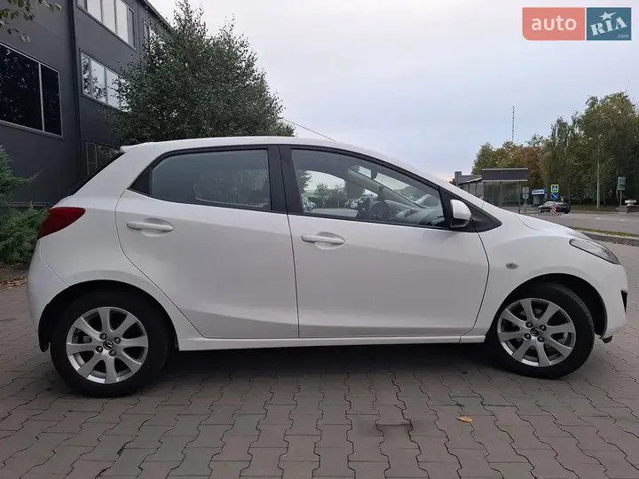 Mazda 2 2013 photo 4