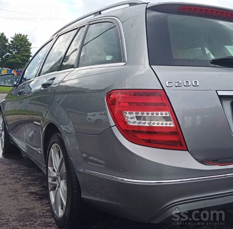 Mercedes-Benz C200 2011 photo 2