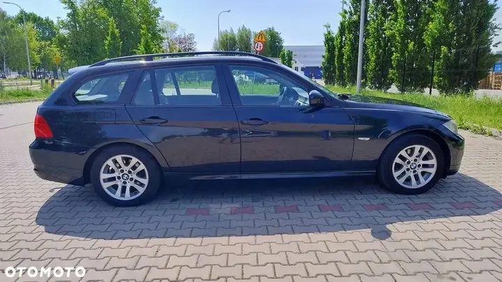 BMW 318D 2010 photo 3