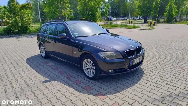 BMW 318D 2010 photo 2