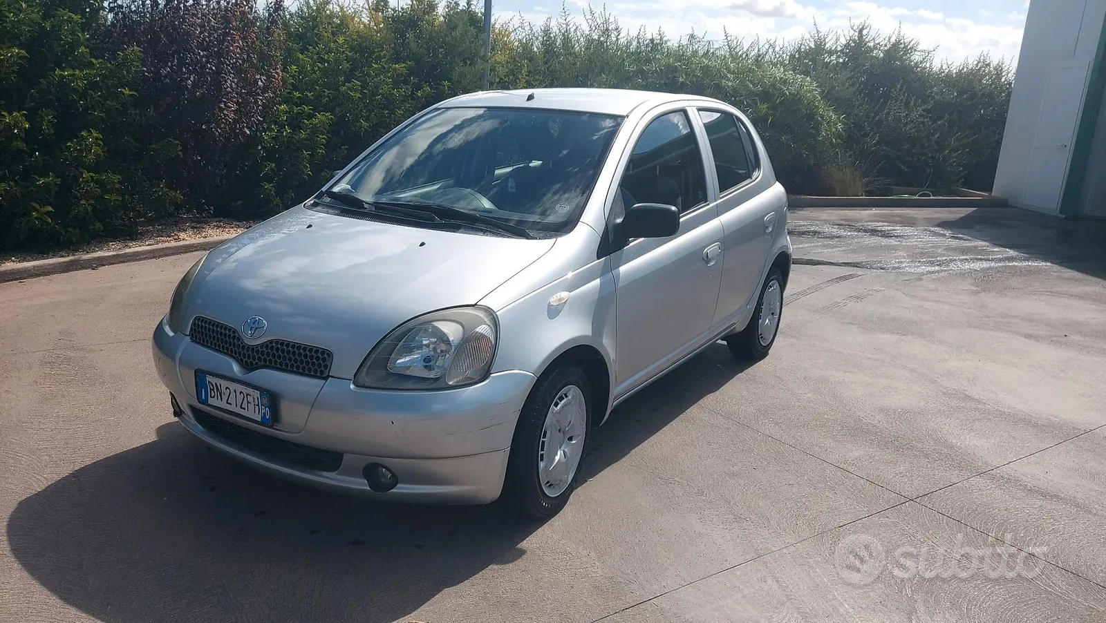 Toyota Yaris 2000 photo 2