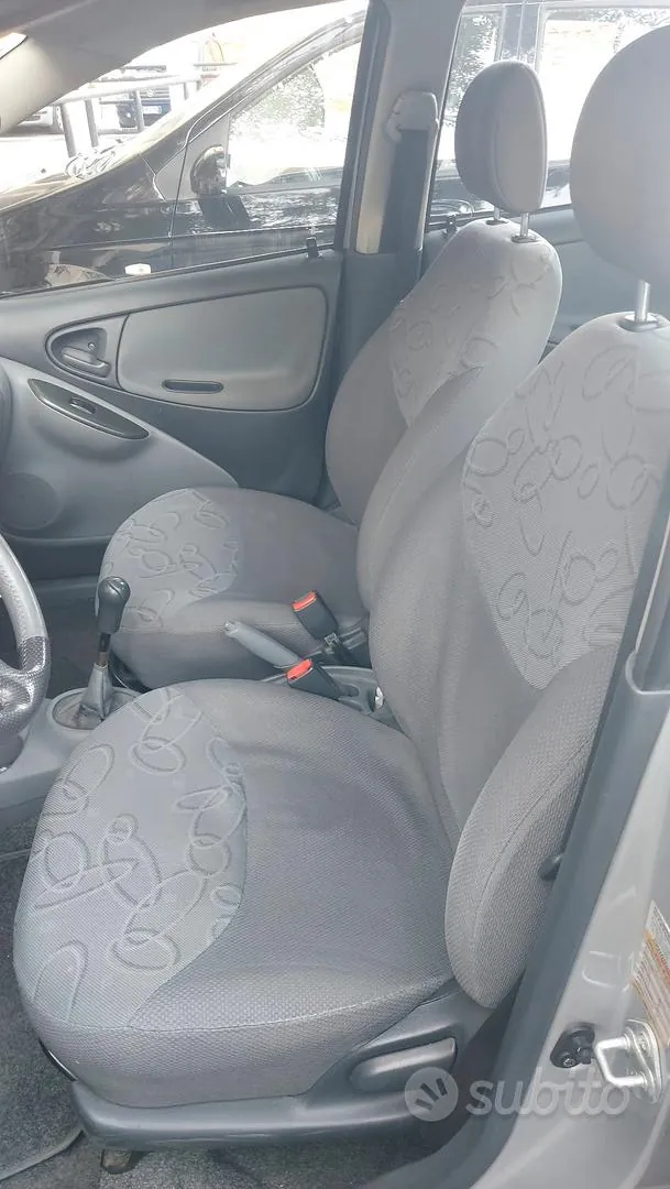 Toyota Yaris 2000 photo 5