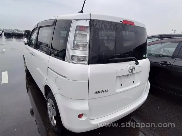 Toyota Sienta 2011 photo 3