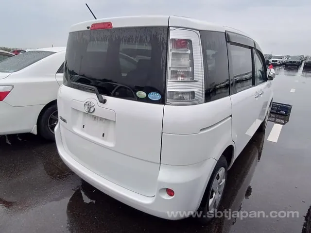 Toyota Sienta 2011 photo 4