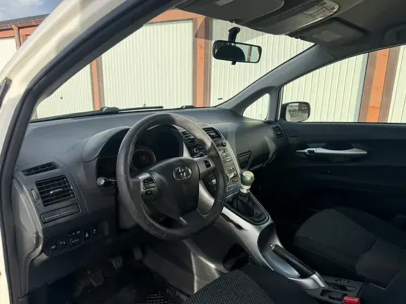 Toyota Auris 2011 photo 5
