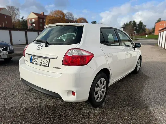 Toyota Auris 2011 photo 3