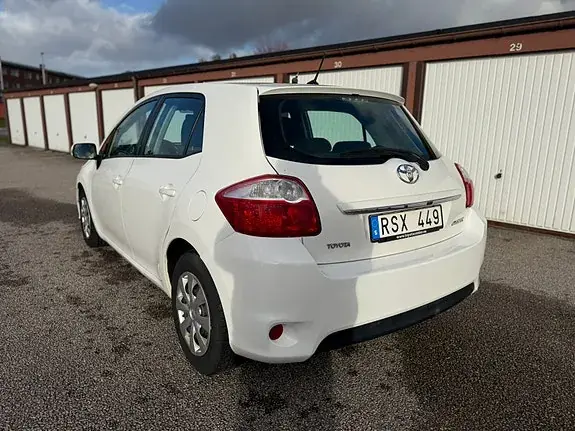 Toyota Auris 2011 photo 2