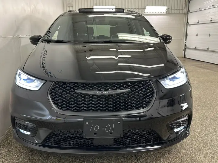 Chrysler Pacifica 2026 photo 2