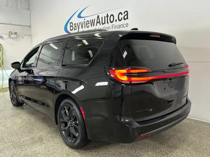 Chrysler Pacifica 2026 photo 5