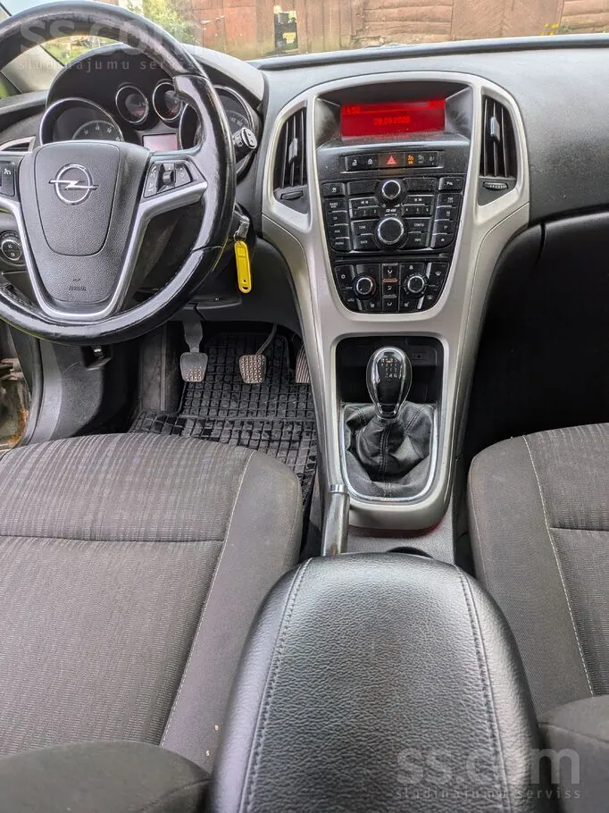 Opel Astra 2011 photo 2