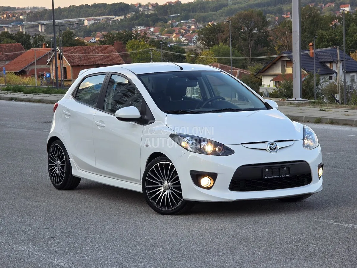 Mazda 2 2011 photo 4