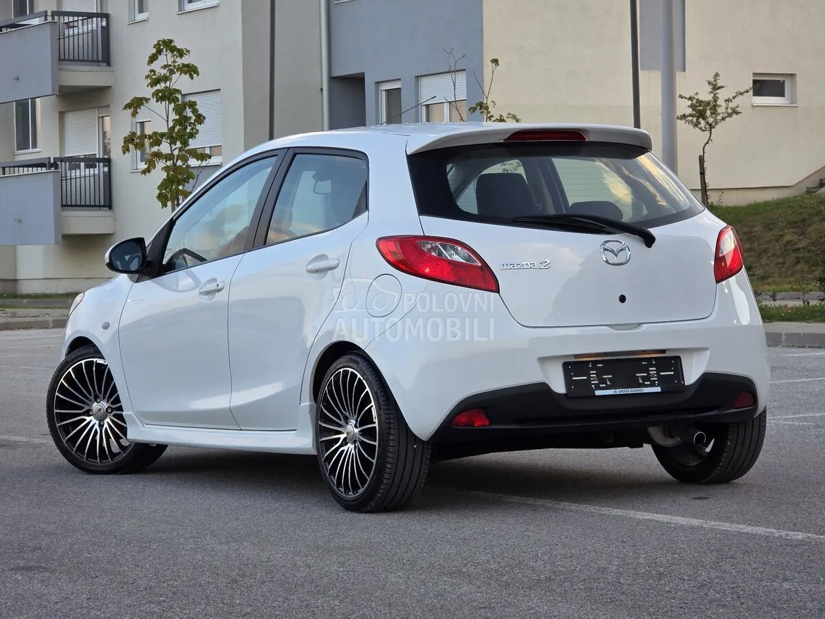 Mazda 2 2011 photo 2