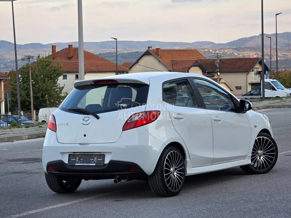 Mazda 2 2011 photo 3