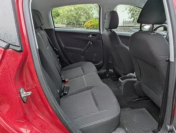 Peugeot 208 2015 photo 4