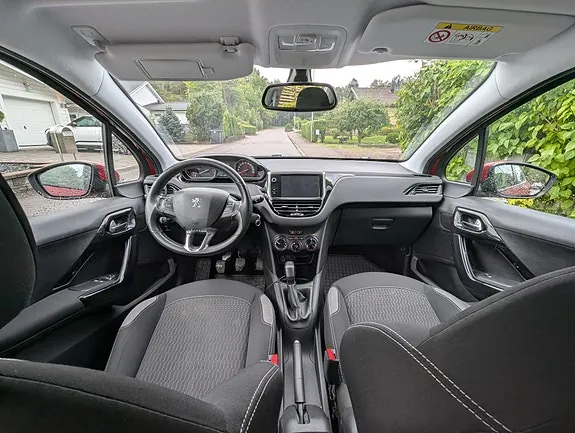 Peugeot 208 2015 photo 3