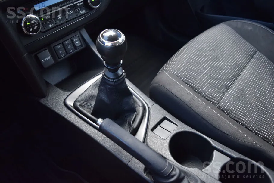 Toyota Auris 2015 photo 5