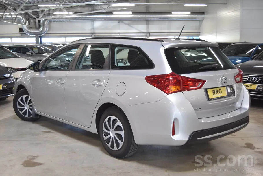 Toyota Auris 2015 photo 2