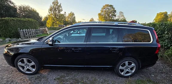 Volvo V70 2010 photo 2