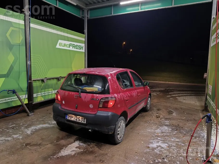 Toyota Yaris 2000 photo 4