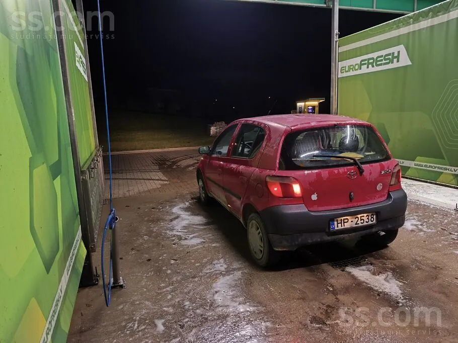 Toyota Yaris 2000 photo 3