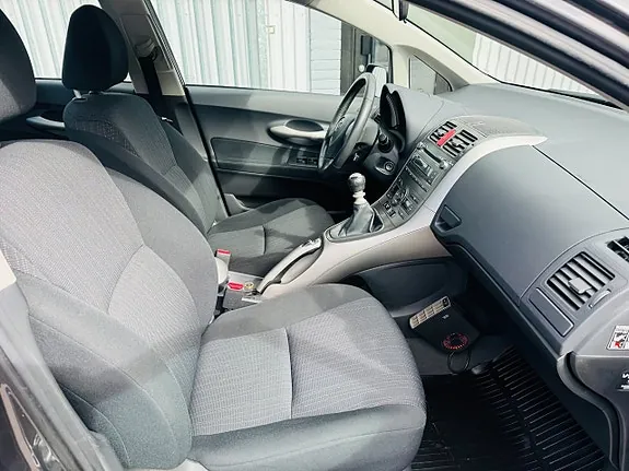 Toyota Auris 2010 photo 5