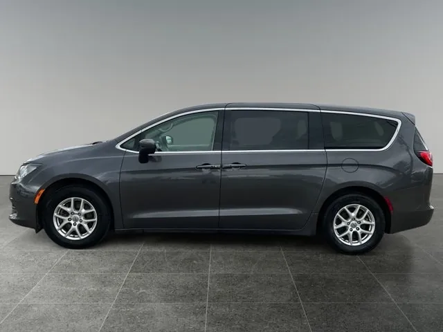 Chrysler Grand Caravan 2023 photo 2