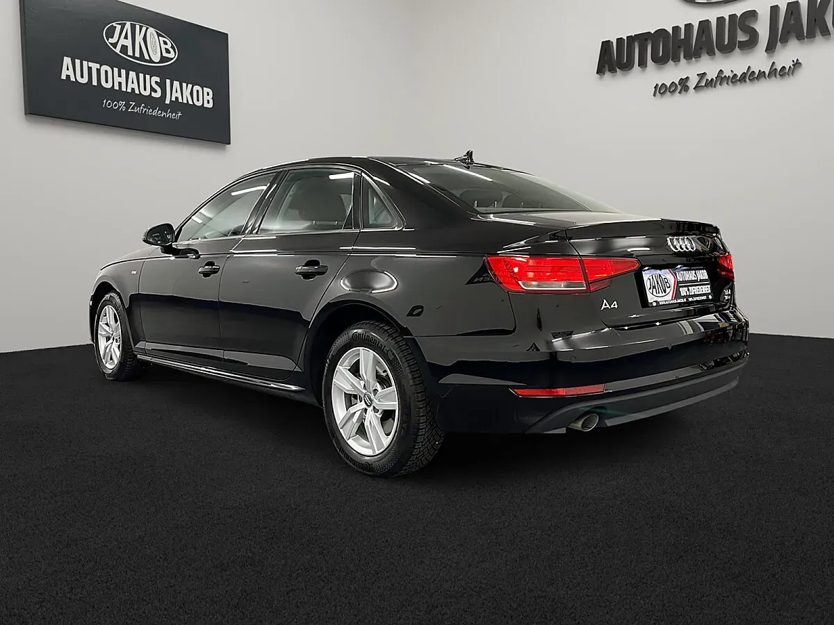 Audi A4 2018 photo 2