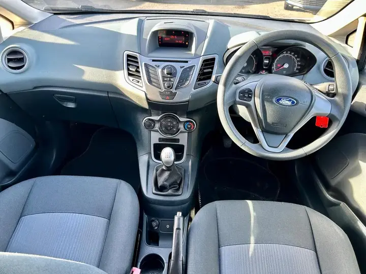 Ford Fiesta 2011 photo 2