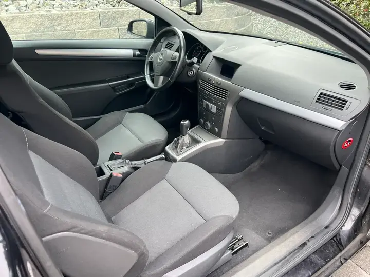 Opel Astra H Gtc 2006 photo 3