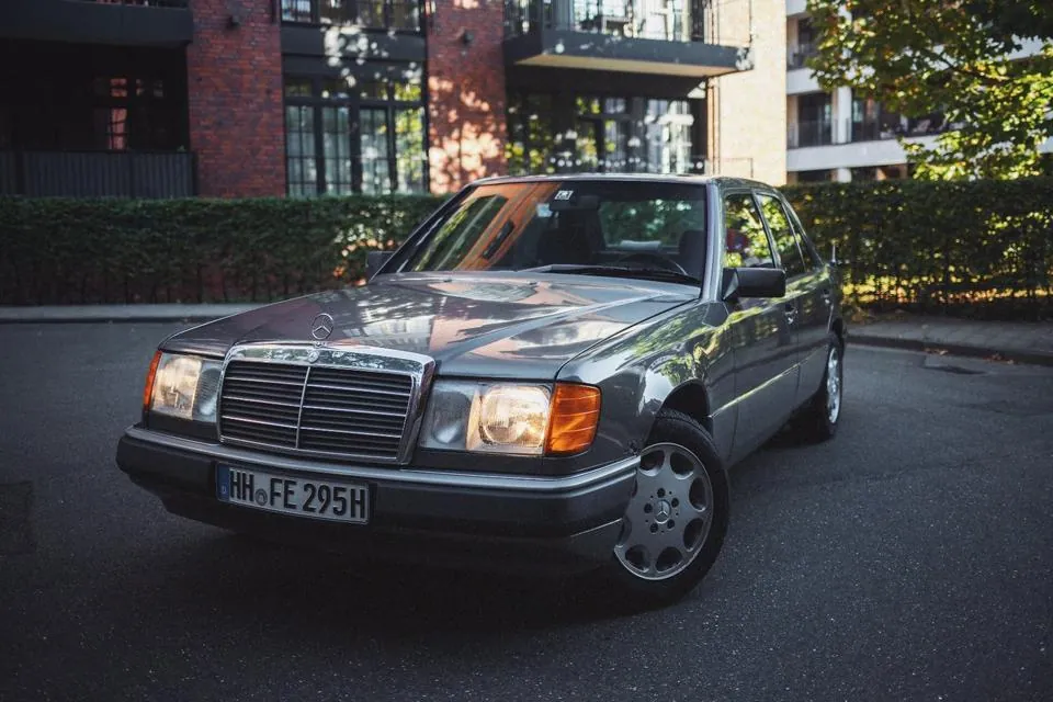 Mercedes-Benz 230E