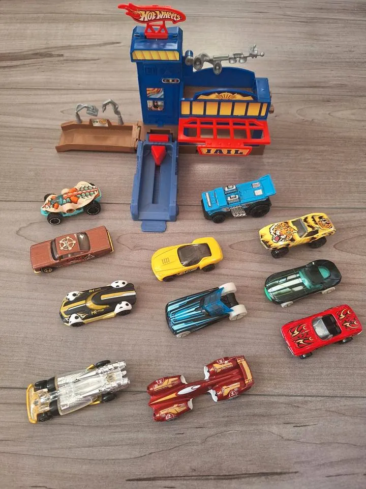 Hot Wheels City Police Station / Prison With 11 Cars