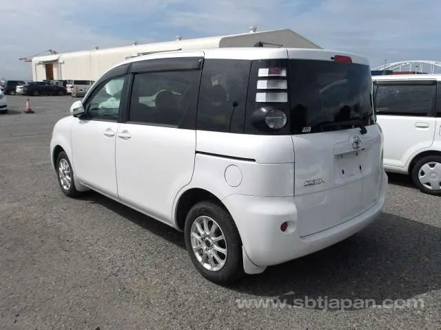 Toyota Sienta 2009 photo 3
