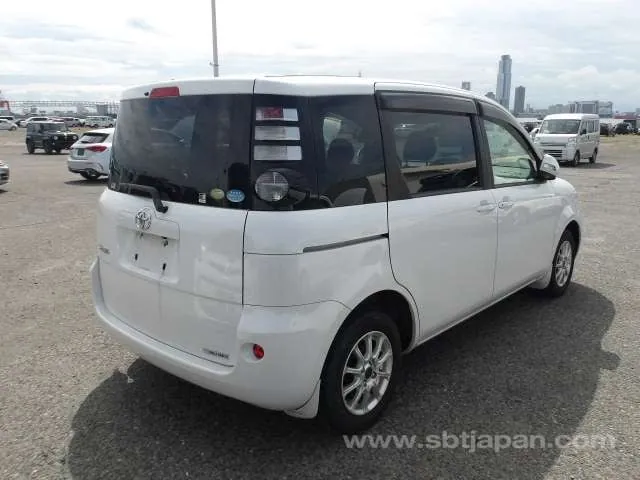 Toyota Sienta 2009 photo 4