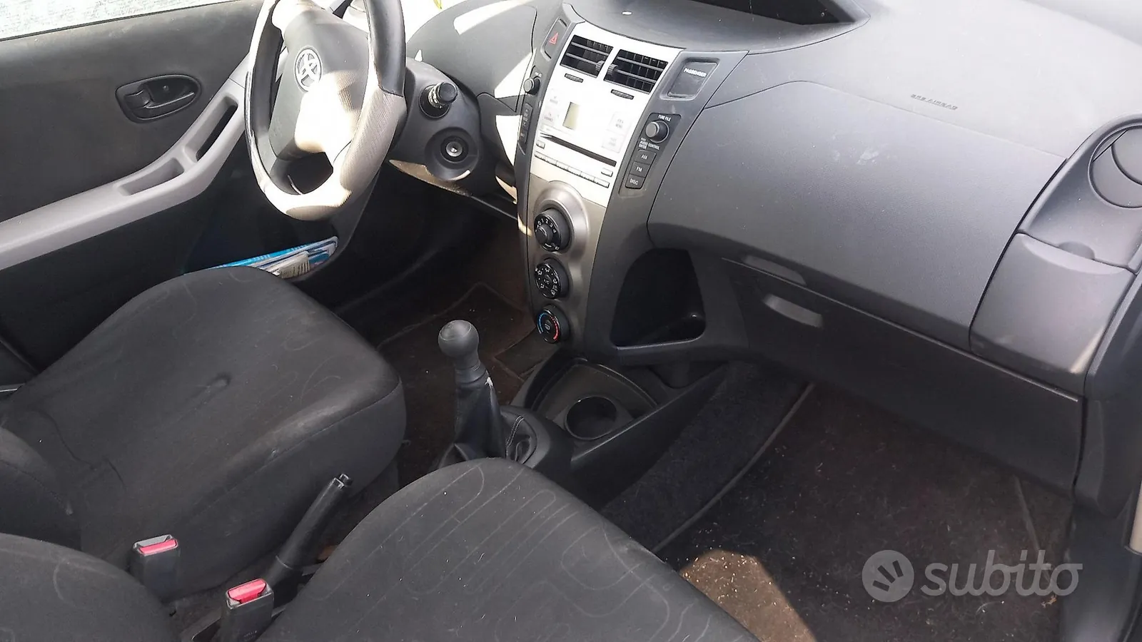 Toyota Yaris 2010 photo 2