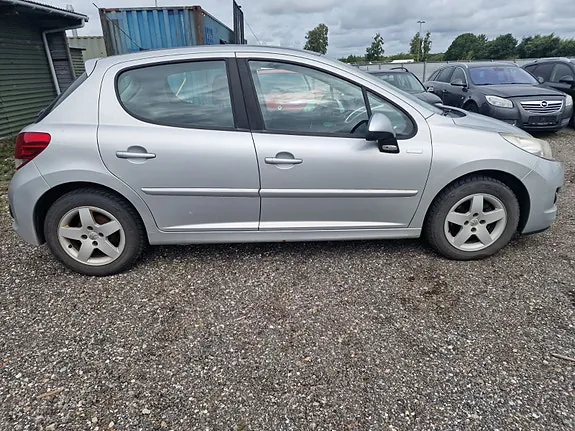 Peugeot 207 2010 photo 3