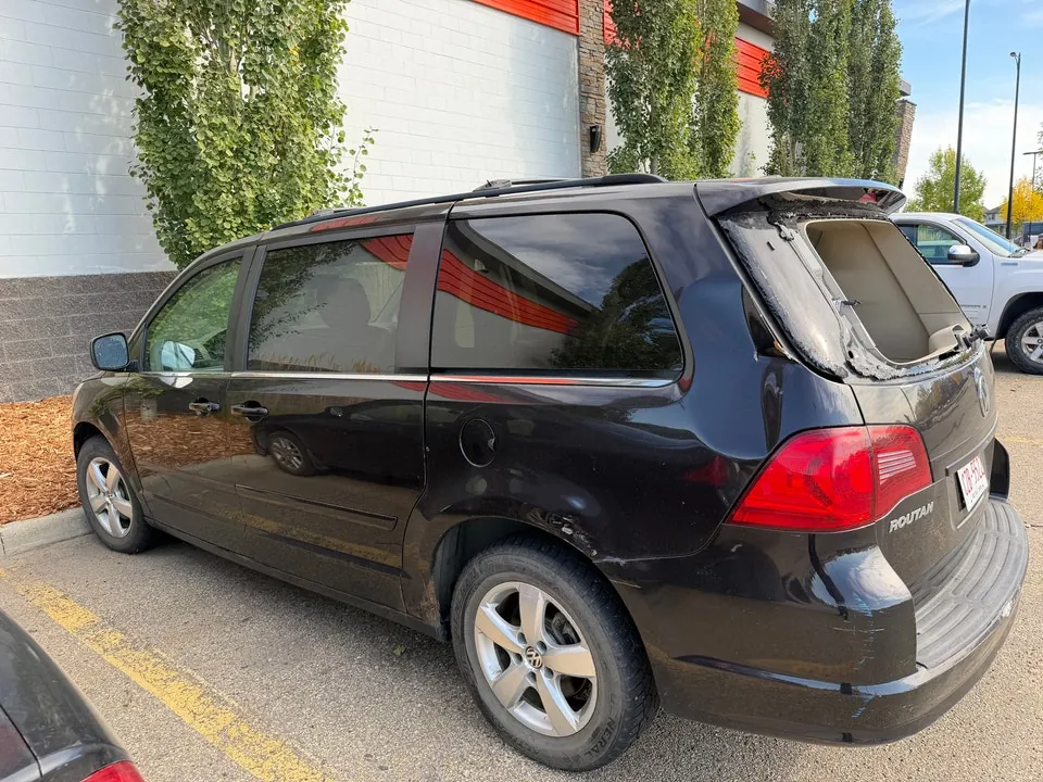 Volkswagen Routan 2012 photo 2