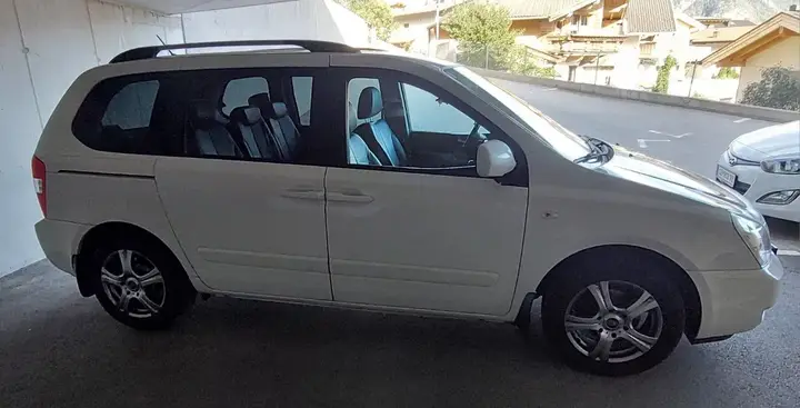 Kia Carnival 2009 photo 2