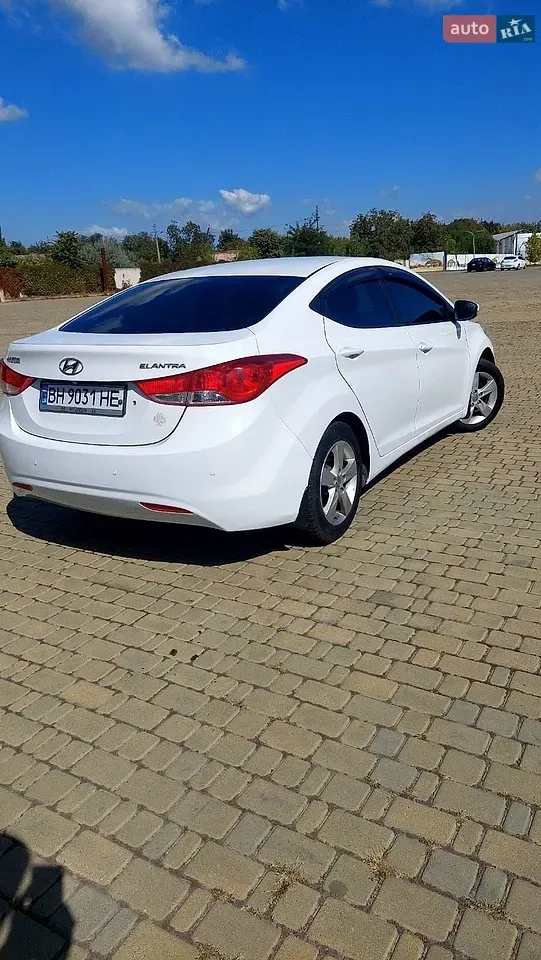 Hyundai Elantra 2011 photo 2